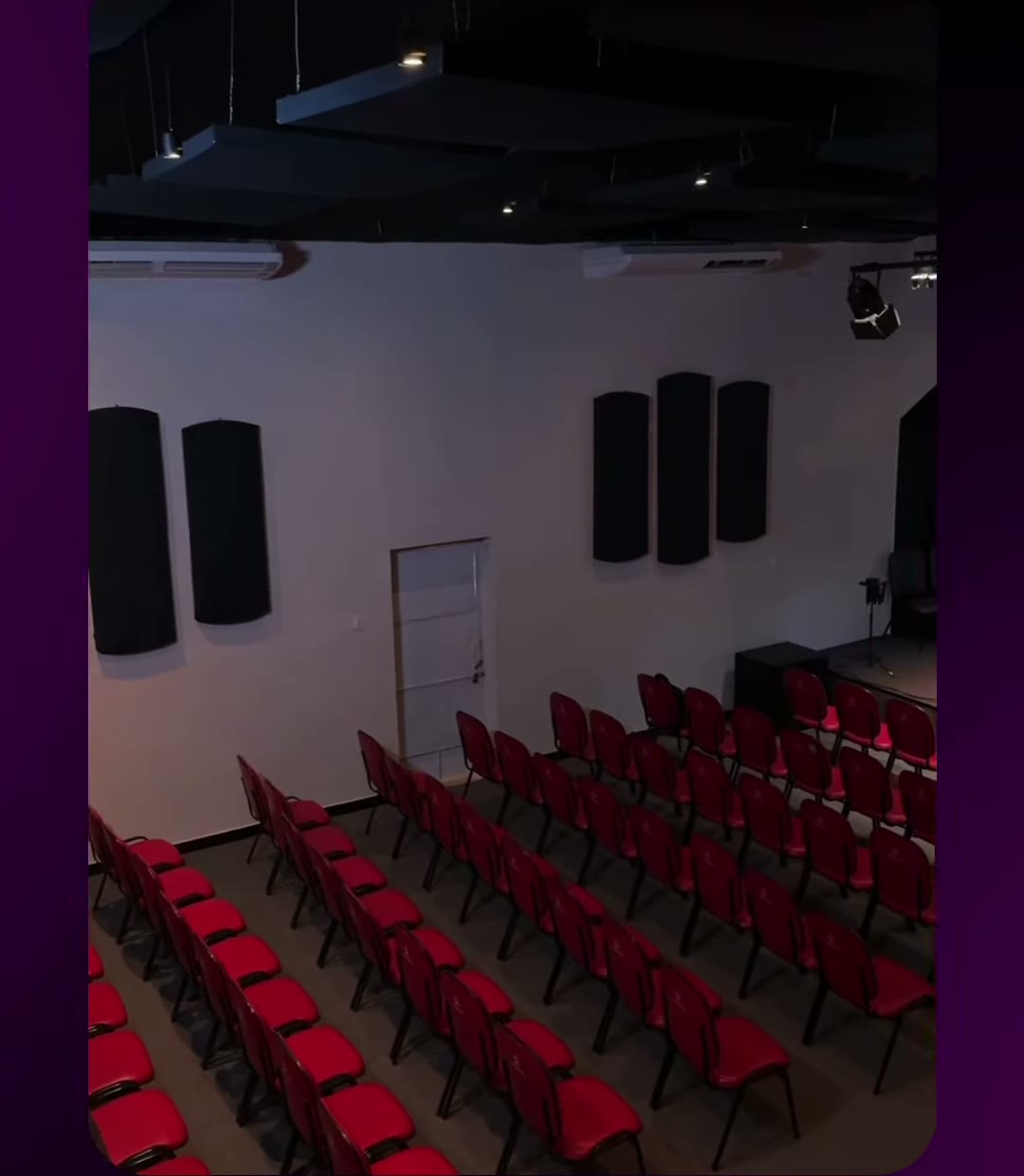 Painéis acústicos instalados na parede de igreja, projeto Vertex