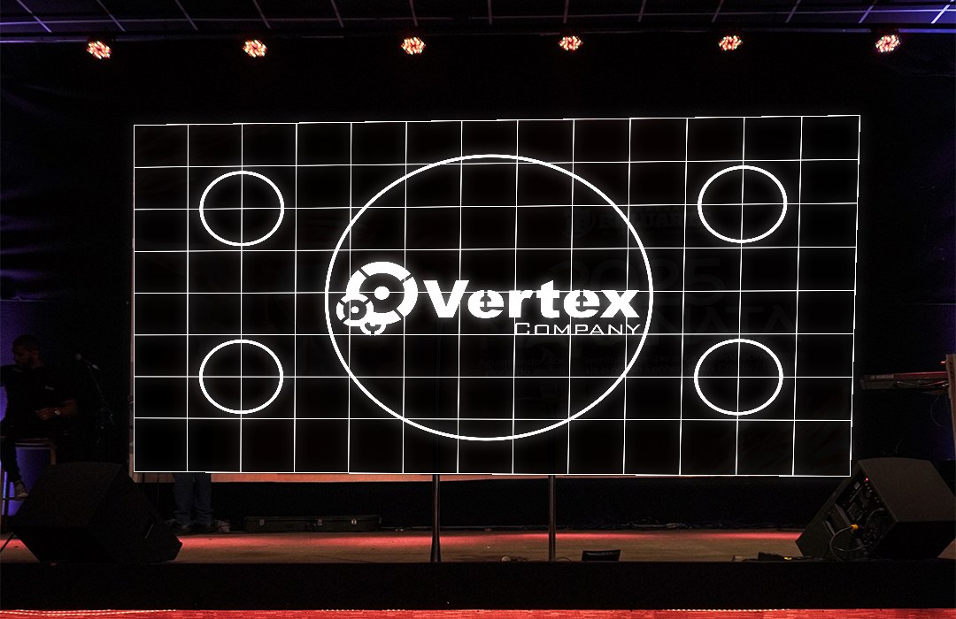 Gradil de calibração do Vertex Mapper encaixado nos 4 cantos do telão de uma igreja real